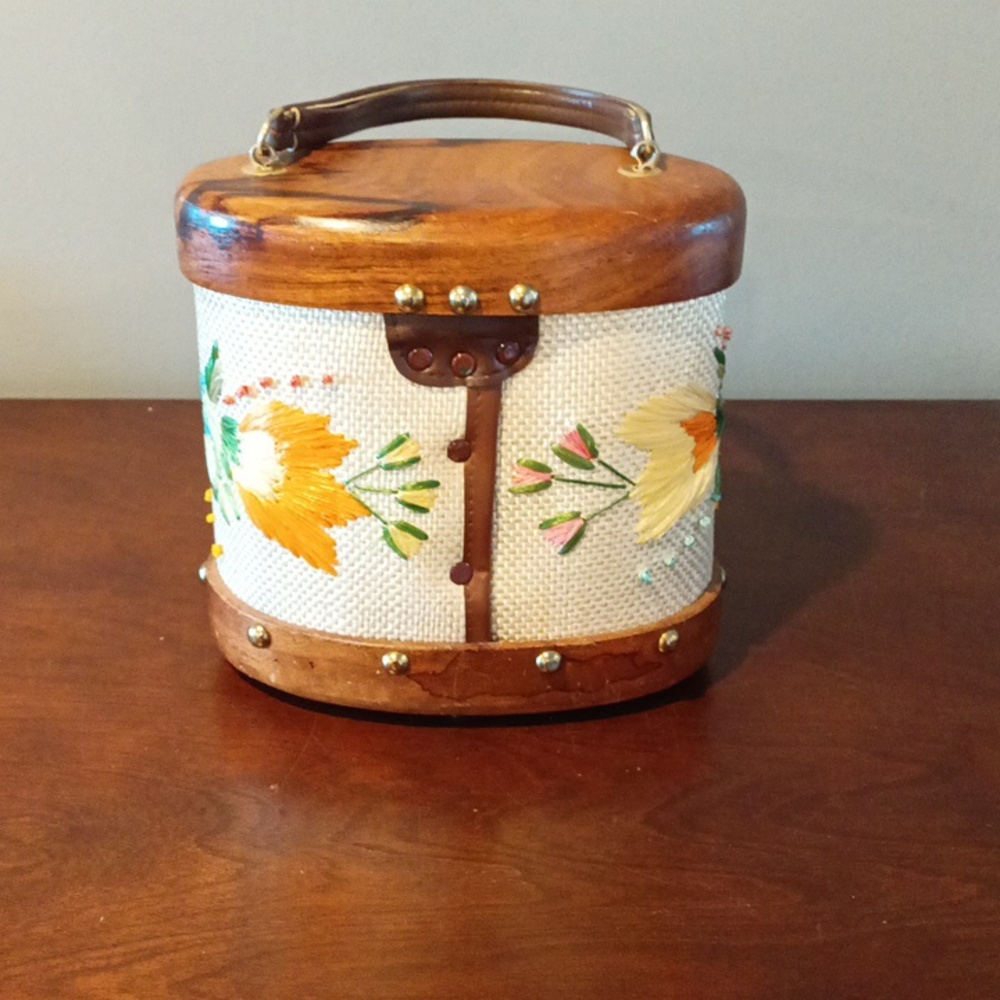 VTG Whidby handbag very unique raffia and wood materials! - Picture 2 of 5